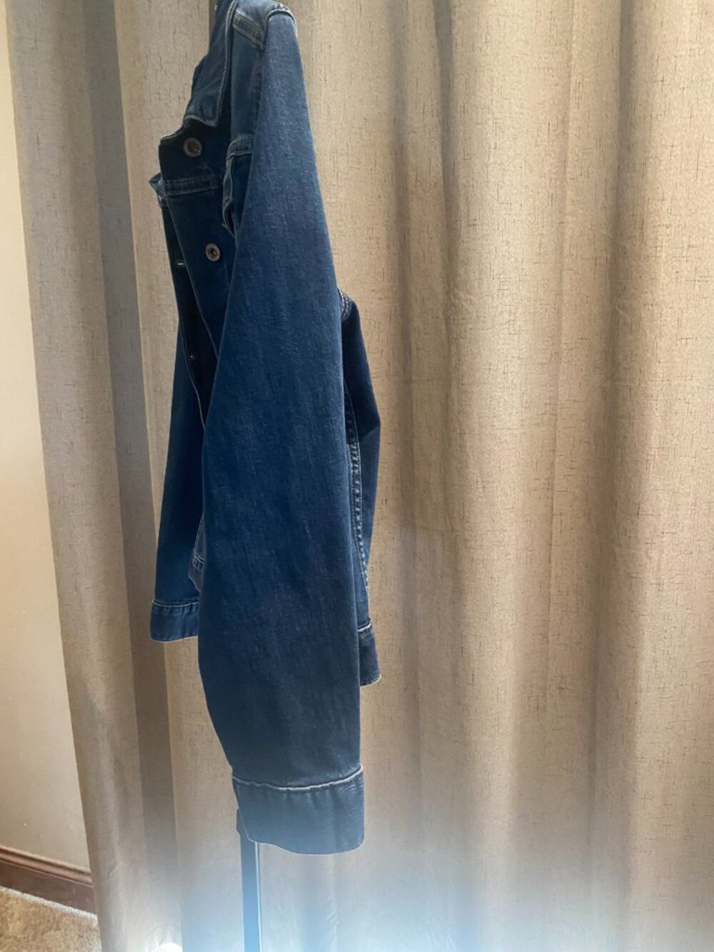 Liz Claiborne women's vintage dark wash blue denim trucker jacket in a size L - Picture 5 of 5